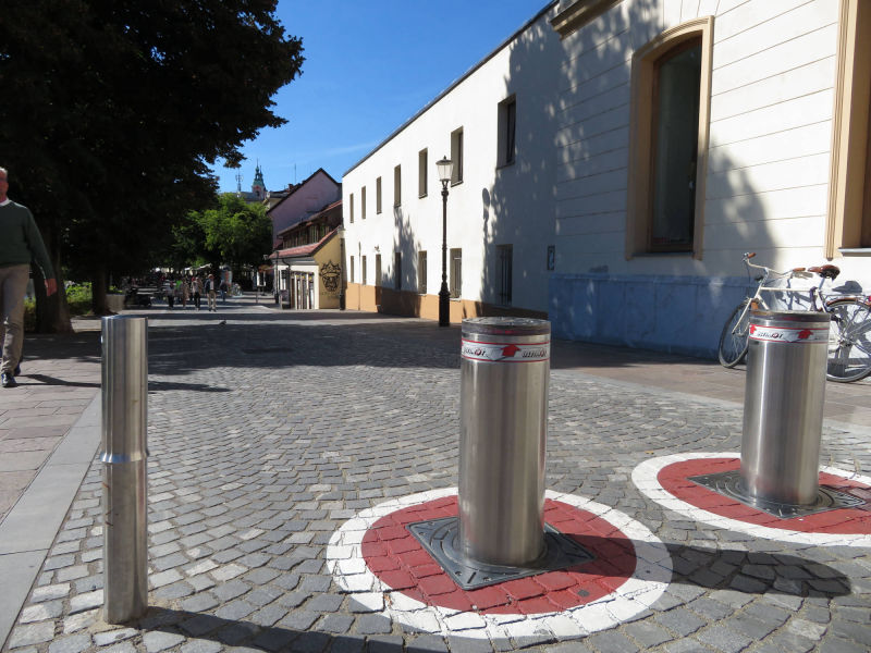 Potopni stebriček Ultimat v Ljubljani: Petkovškovo nabrežje